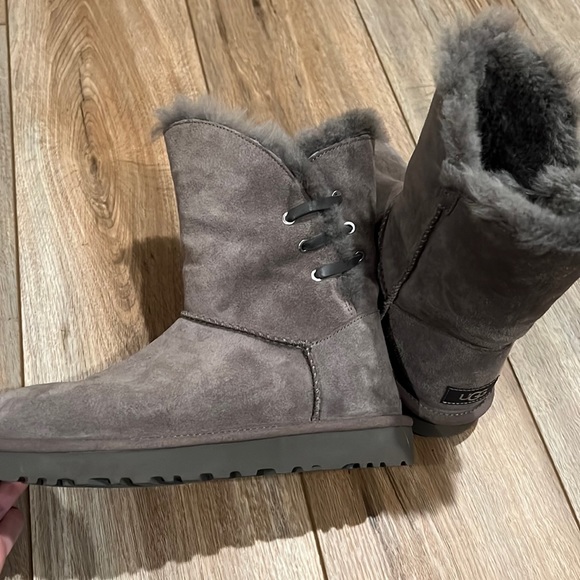 Grey uggs worn 1x  like new! size 8 - Picture 1 of 4